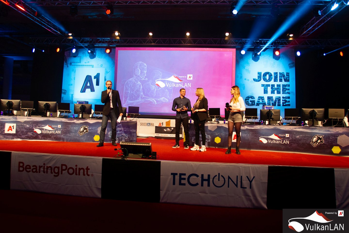 VulkanLAN2022 20221028 (c)dunkellicht photo 272 0065 Event Eröffnung Organisator Kurt u.Moderatoren