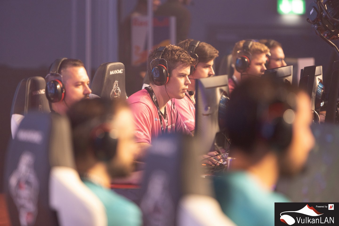 VulkanLAN2022 20221028 (c)dunkellicht photo 391 0088 Businessmatch AVL vs BearingPoint