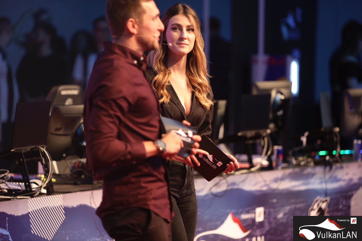 VulkanLAN2022 20221029 (c)dunkellicht photo 580 0231 Moderatoren Dennis u Ines