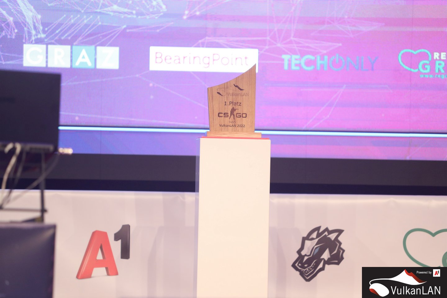 VulkanLAN2022 20221030 (c)dunkellicht photo 395 0447 VulkanLAN Pokal von Tischlerei Knaus
